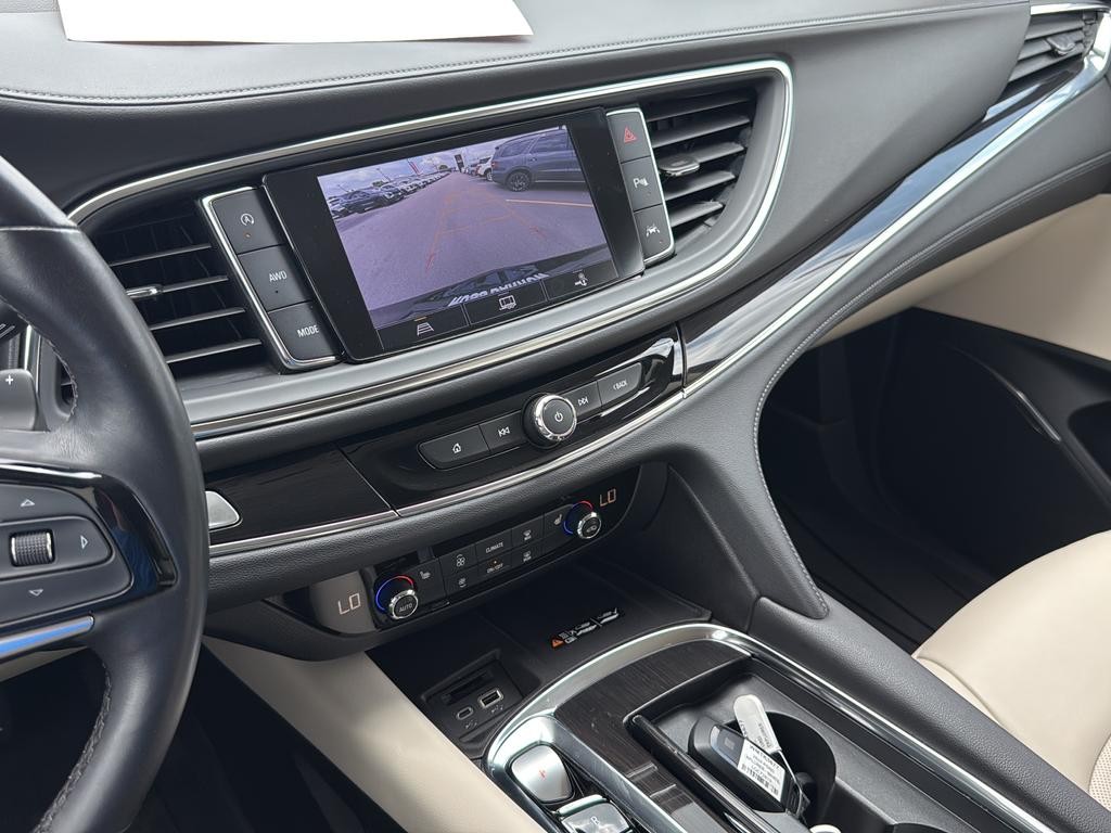 Buick Enclave Vehicle Full-screen Gallery Image 25