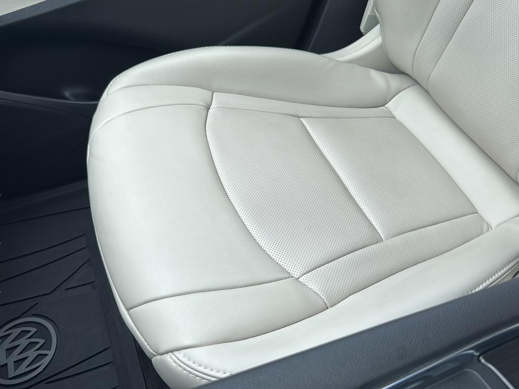 Buick Enclave Vehicle Full-screen Gallery Image 26
