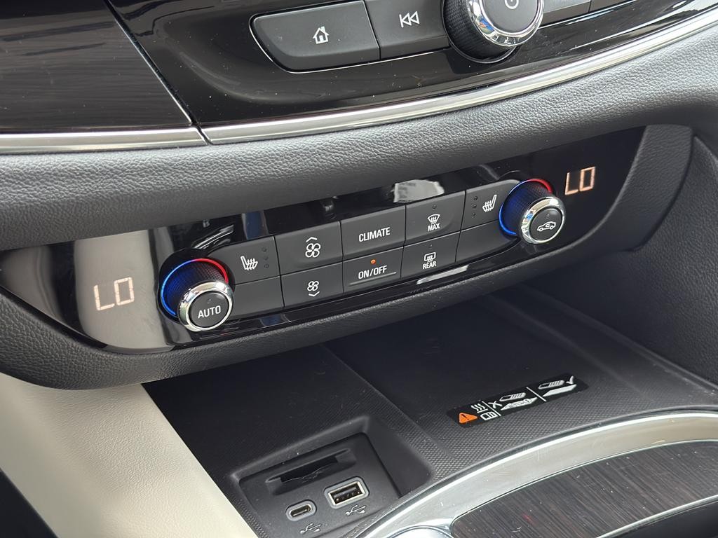 Buick Enclave Vehicle Full-screen Gallery Image 27