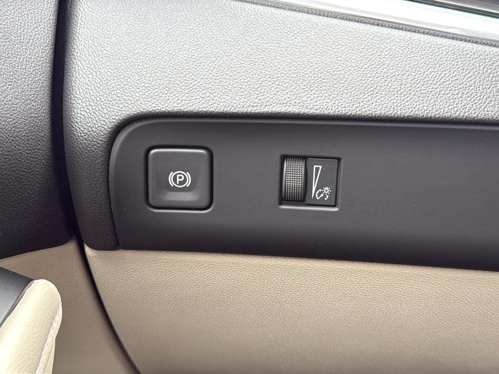 Buick Enclave Vehicle Full-screen Gallery Image 28