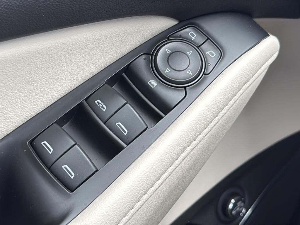 Buick Enclave Vehicle Full-screen Gallery Image 29