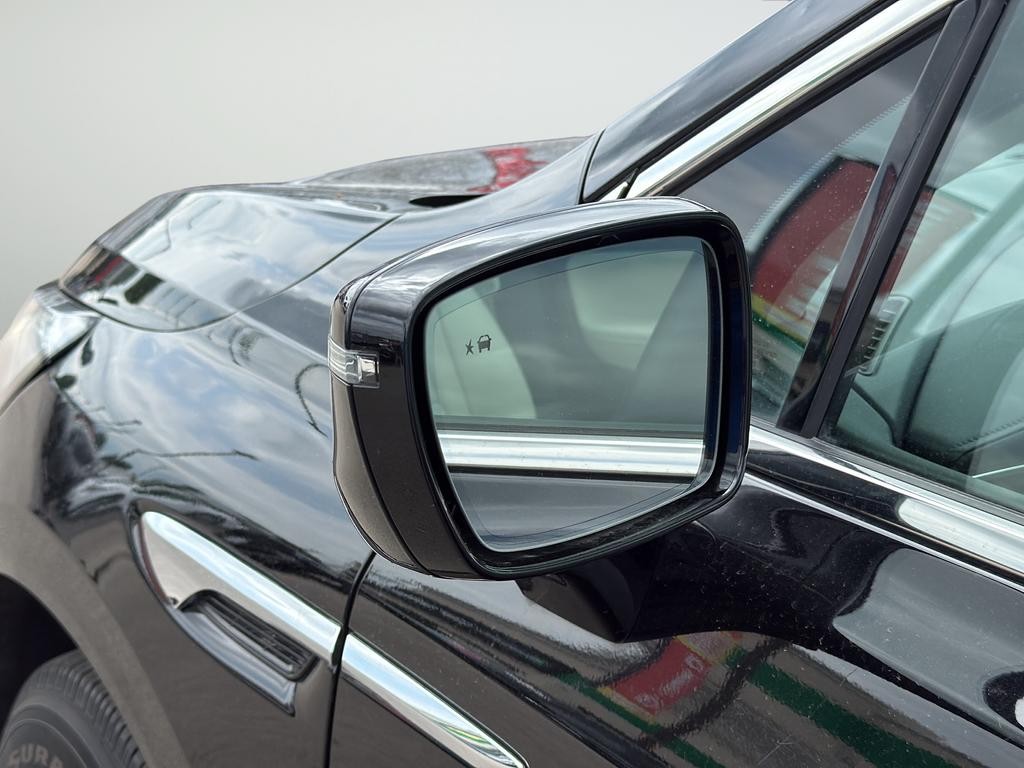 Buick Enclave Vehicle Full-screen Gallery Image 32