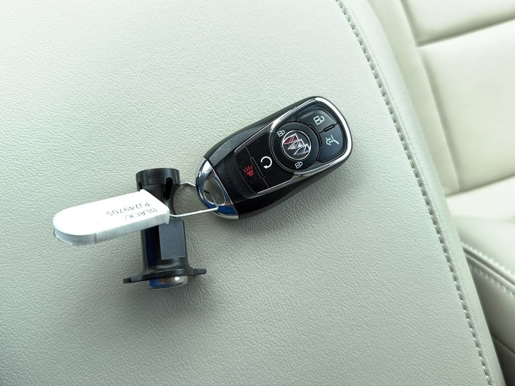 Buick Enclave Vehicle Full-screen Gallery Image 34