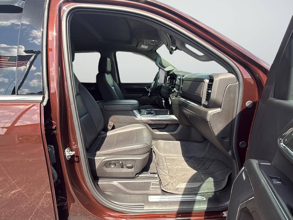Chevrolet Silverado 2500HD Vehicle Full-screen Gallery Image 12