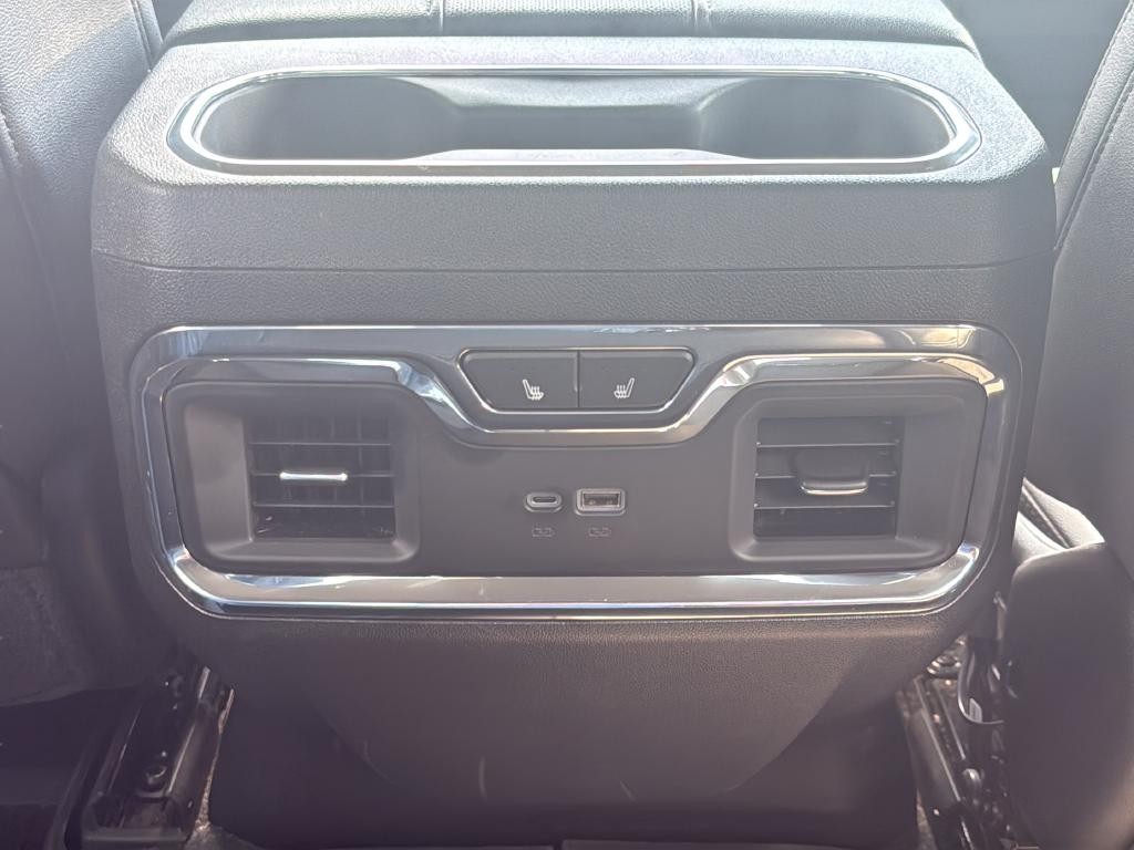 Chevrolet Silverado 2500HD Vehicle Full-screen Gallery Image 16