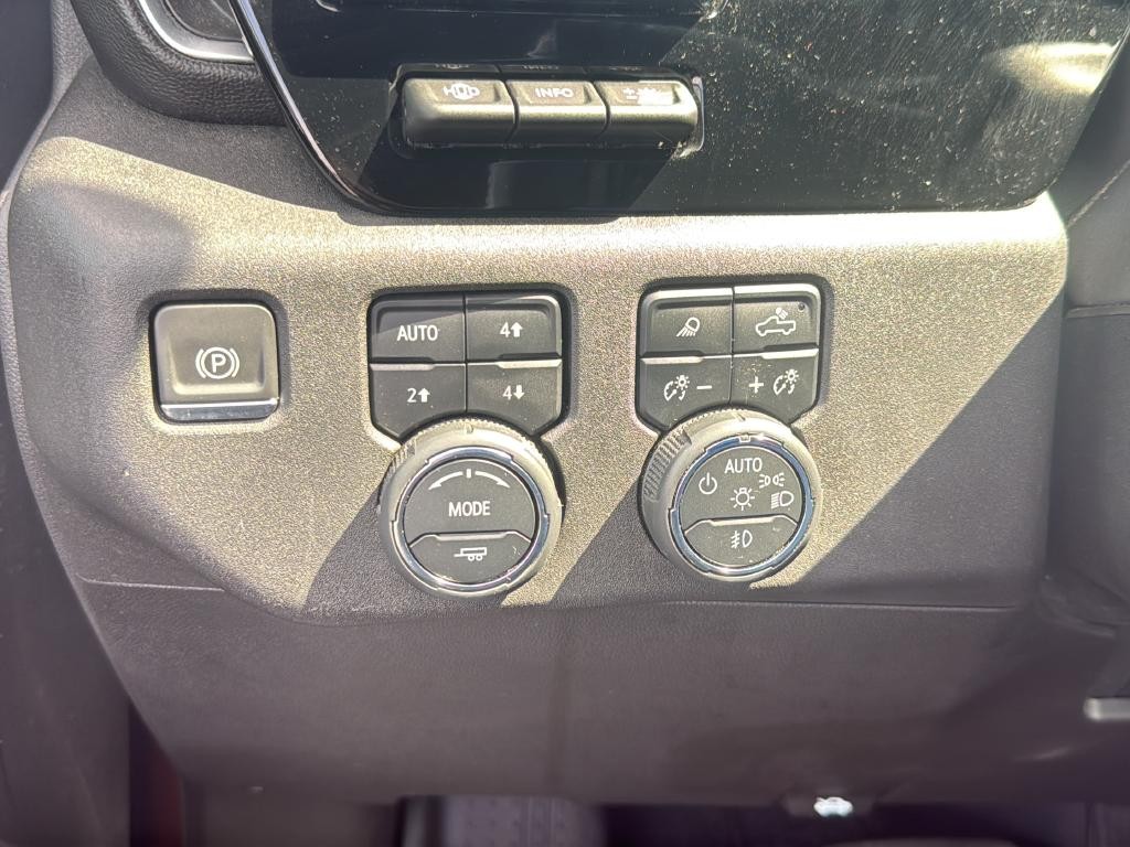 Chevrolet Silverado 2500HD Vehicle Full-screen Gallery Image 27