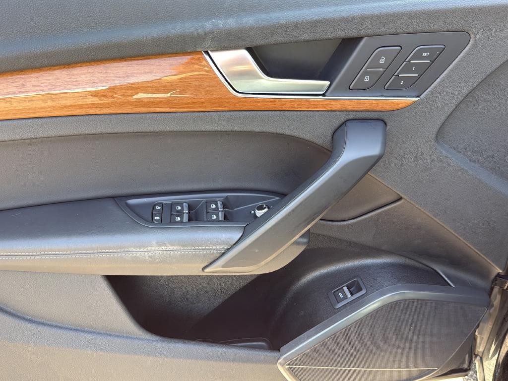 Audi Q5 Vehicle Full-screen Gallery Image 24