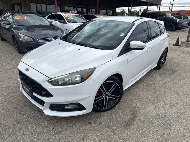 Ford Focus Hatchback Vehicle Image 02