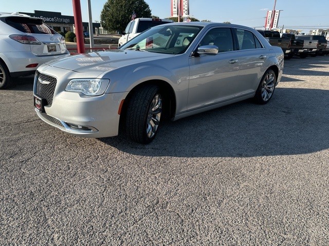 Chrysler 300 Vehicle Image 02