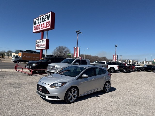 Ford Focus Hatchback Vehicle Image 02