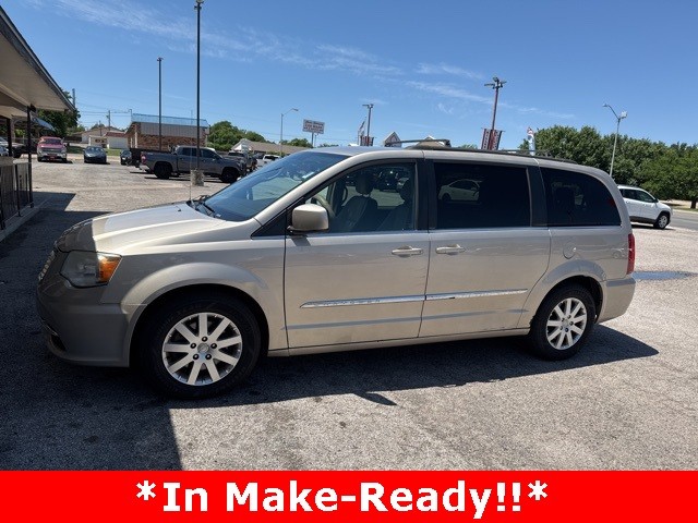 Chrysler Town & Country Vehicle Image 02
