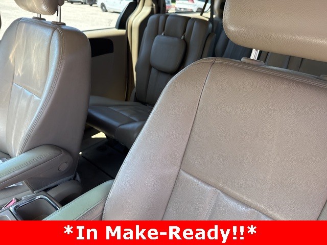 Chrysler Town & Country Vehicle Image 03