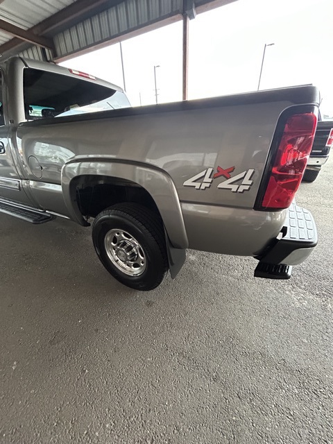 Chevrolet Silverado 2500HD Vehicle Image 02