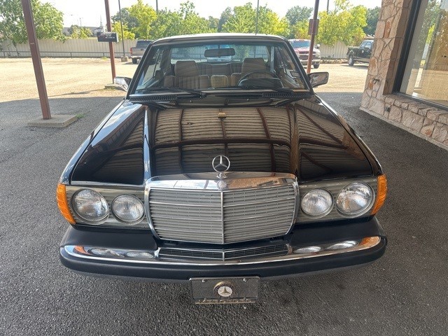 Mercedes-Benz 300-Class Vehicle Image 02