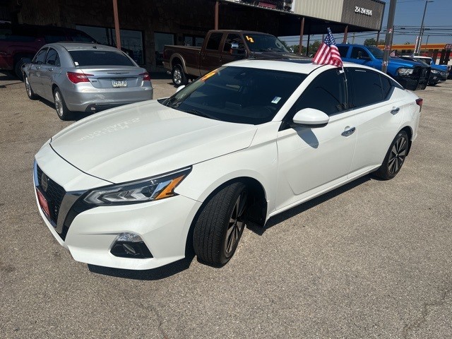 Nissan Altima Vehicle Full-screen Gallery Image 02