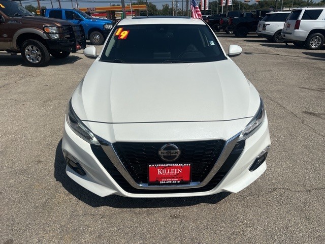 Nissan Altima Vehicle Full-screen Gallery Image 03