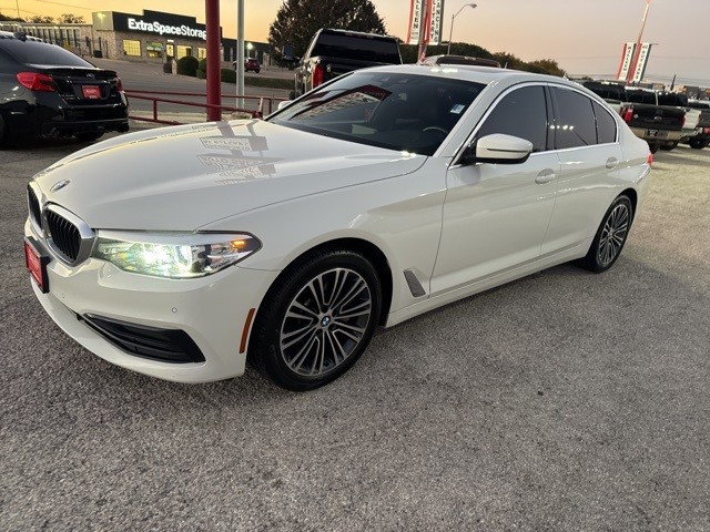 BMW 5 Series Vehicle Full-screen Gallery Image 03