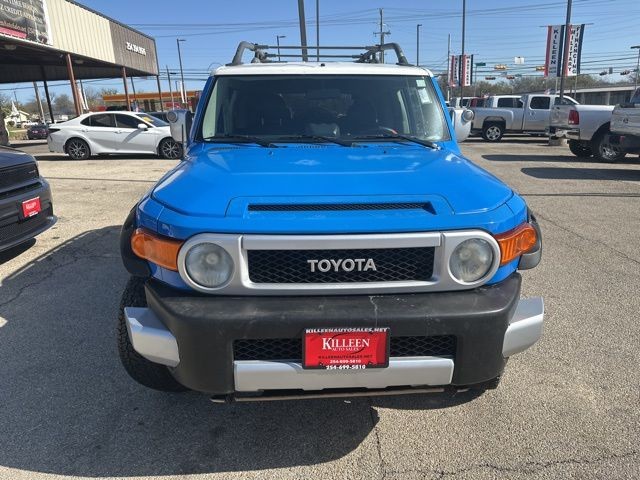Toyota FJ Cruiser Vehicle Full-screen Gallery Image 03