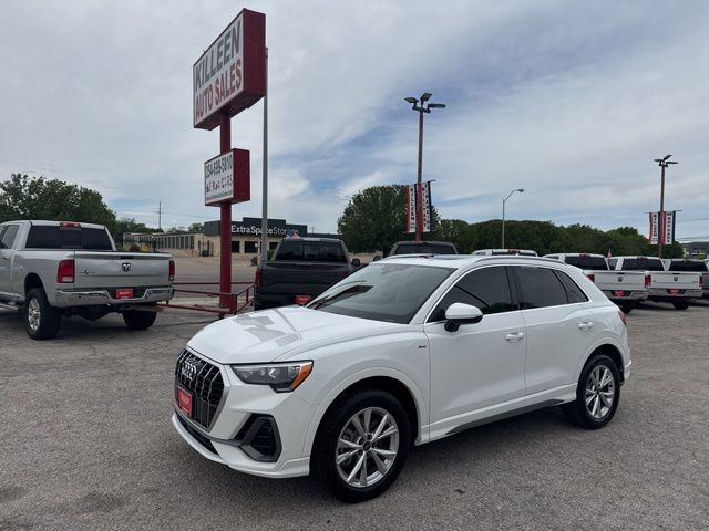 Audi Q3 Vehicle Full-screen Gallery Image 02