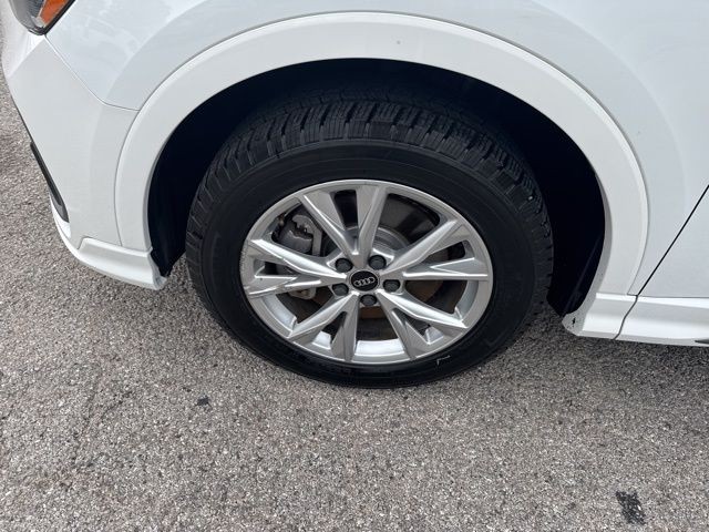 Audi Q3 Vehicle Full-screen Gallery Image 03