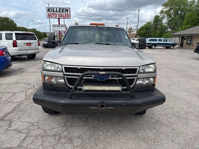 Chevrolet Silverado 2500HD Vehicle Full-screen Gallery Image 02