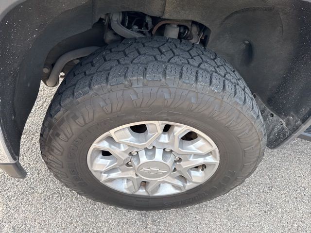 Chevrolet Silverado 2500HD Vehicle Image 02