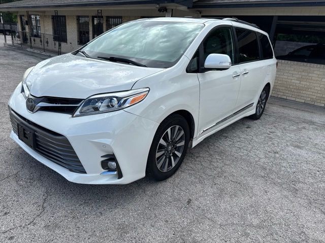 Toyota Sienna Vehicle Image 02