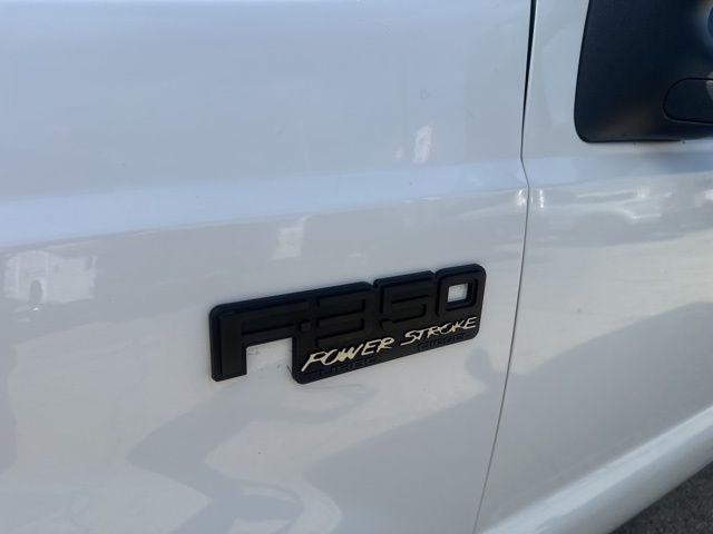 Ford Super Duty F-350 DRW Vehicle Image 03