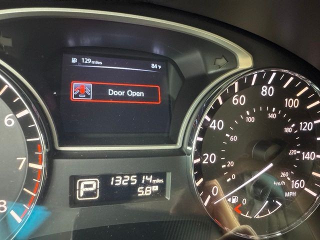 Nissan Altima Vehicle Full-screen Gallery Image 02