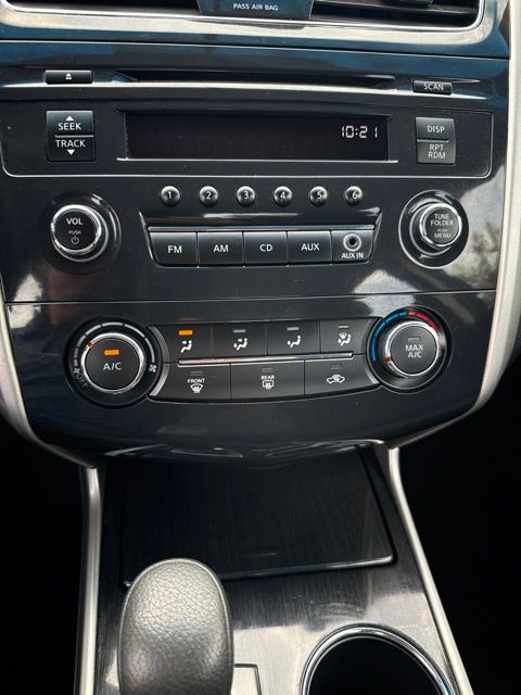 Nissan Altima Vehicle Full-screen Gallery Image 03