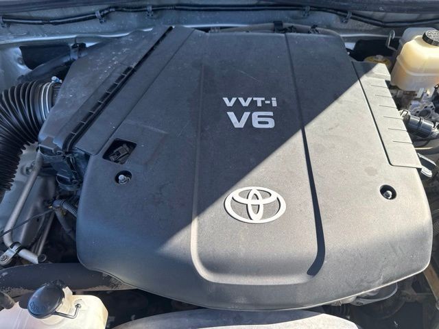 Toyota Tacoma Vehicle Full-screen Gallery Image 03
