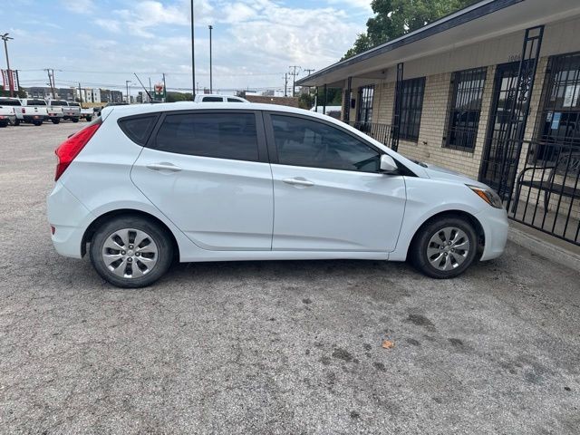 Hyundai Accent 5-Door Vehicle Full-screen Gallery Image 02