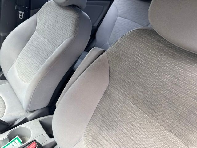 Hyundai Accent 5-Door Vehicle Full-screen Gallery Image 03
