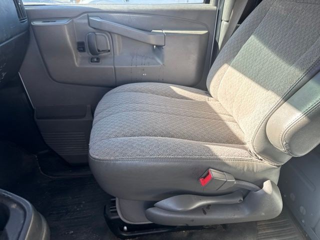 GMC Savana Cargo Van Vehicle Full-screen Gallery Image 03