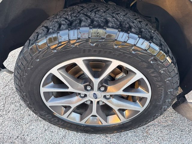 Ford Expedition Vehicle Full-screen Gallery Image 03