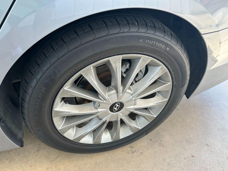 Hyundai Sonata Vehicle Full-screen Gallery Image 07