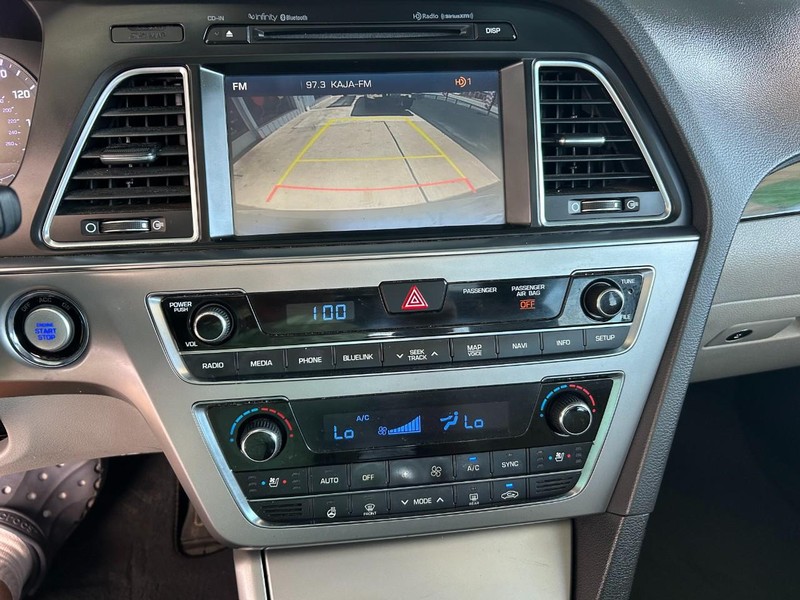 Hyundai Sonata Vehicle Full-screen Gallery Image 11