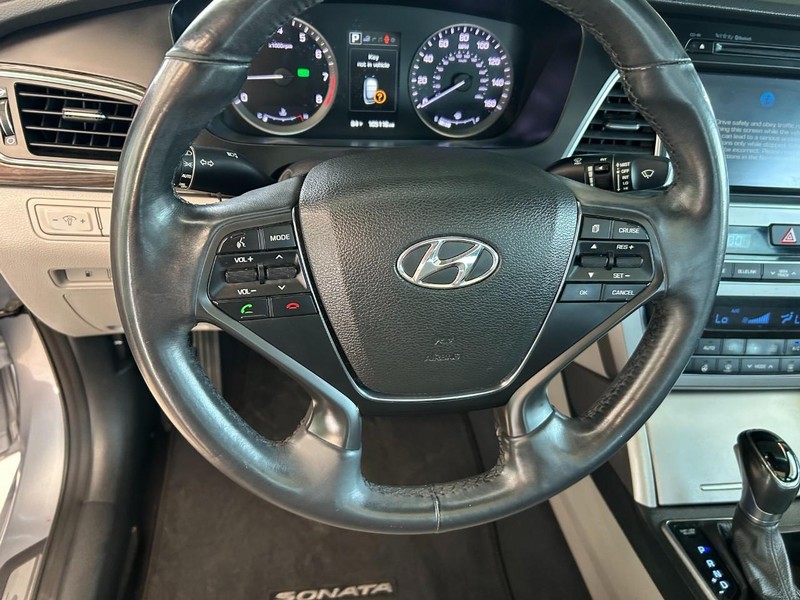 Hyundai Sonata Vehicle Full-screen Gallery Image 12