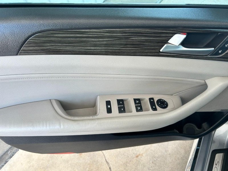 Hyundai Sonata Vehicle Full-screen Gallery Image 17