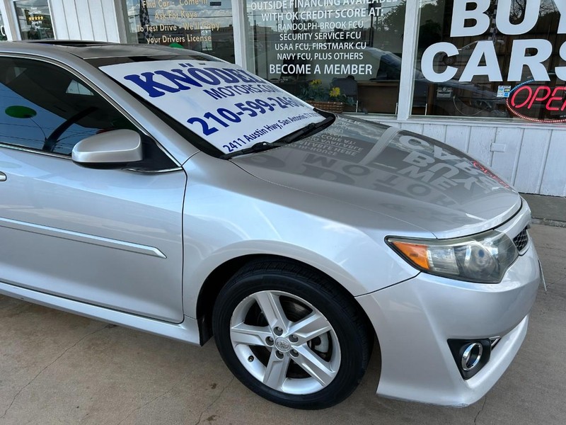 Toyota Camry Vehicle Full-screen Gallery Image 04