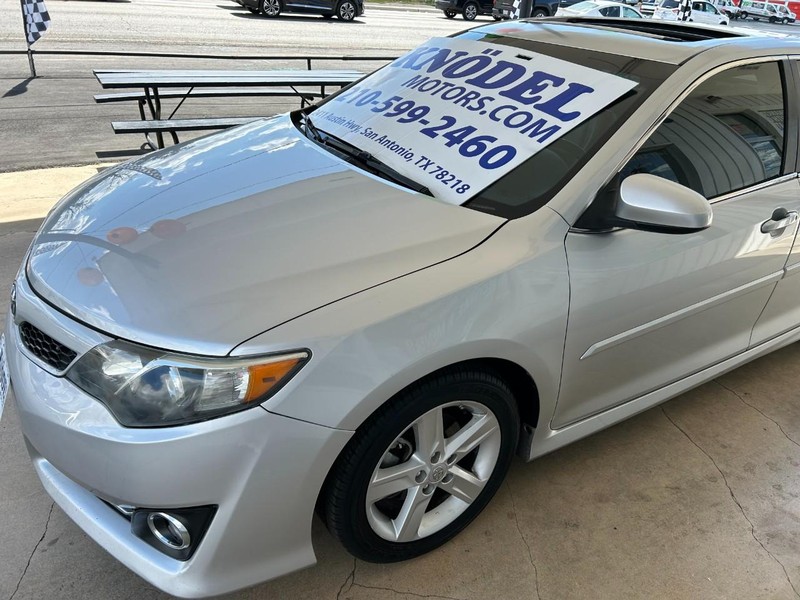 Toyota Camry Vehicle Full-screen Gallery Image 05