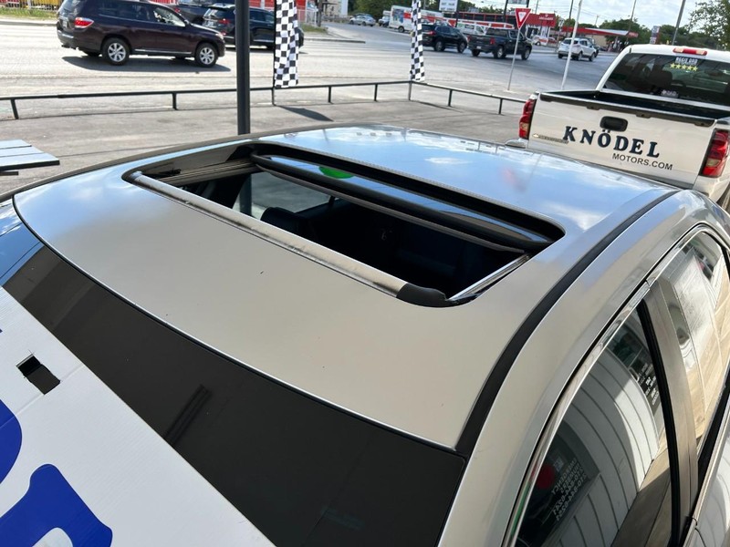 Toyota Camry Vehicle Full-screen Gallery Image 06