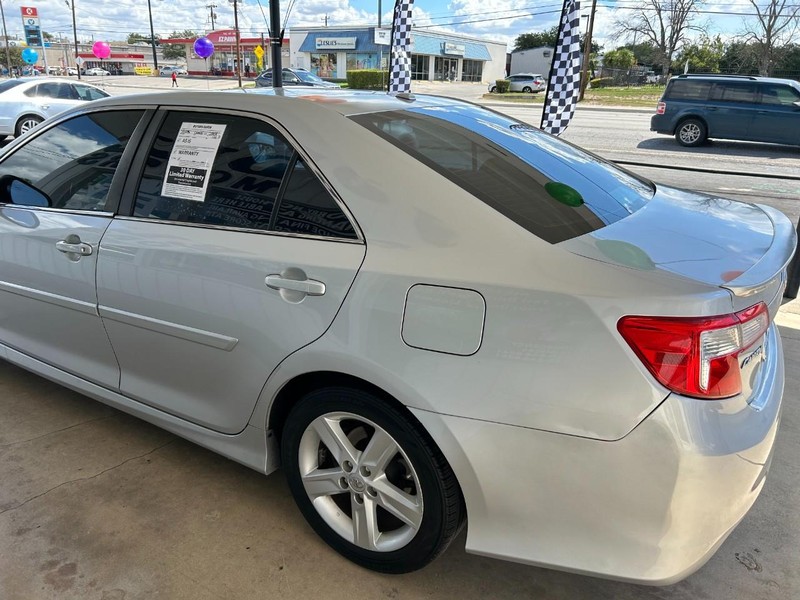 Toyota Camry Vehicle Full-screen Gallery Image 07