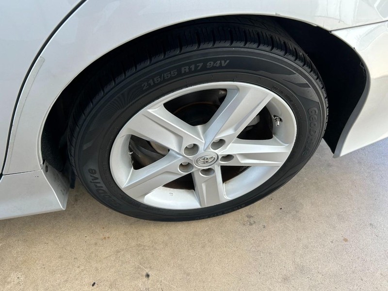 Toyota Camry Vehicle Full-screen Gallery Image 08