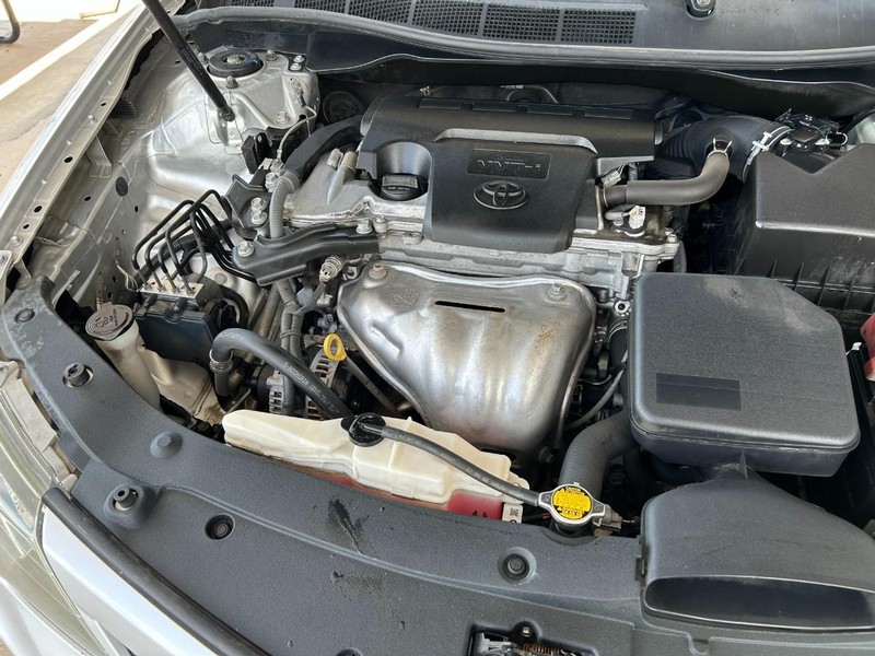 Toyota Camry Vehicle Full-screen Gallery Image 09