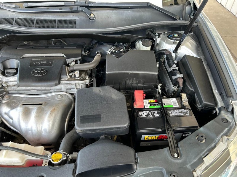 Toyota Camry Vehicle Full-screen Gallery Image 10