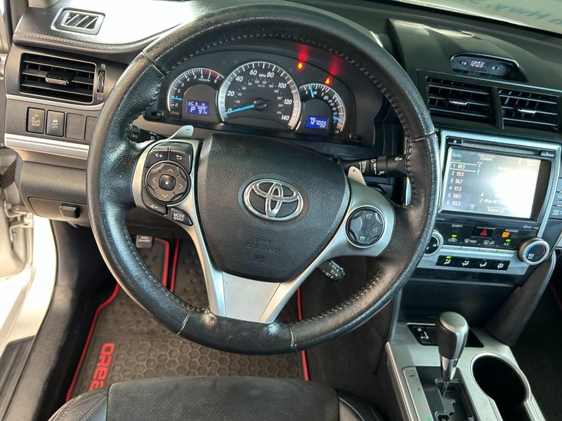 Toyota Camry Vehicle Full-screen Gallery Image 12