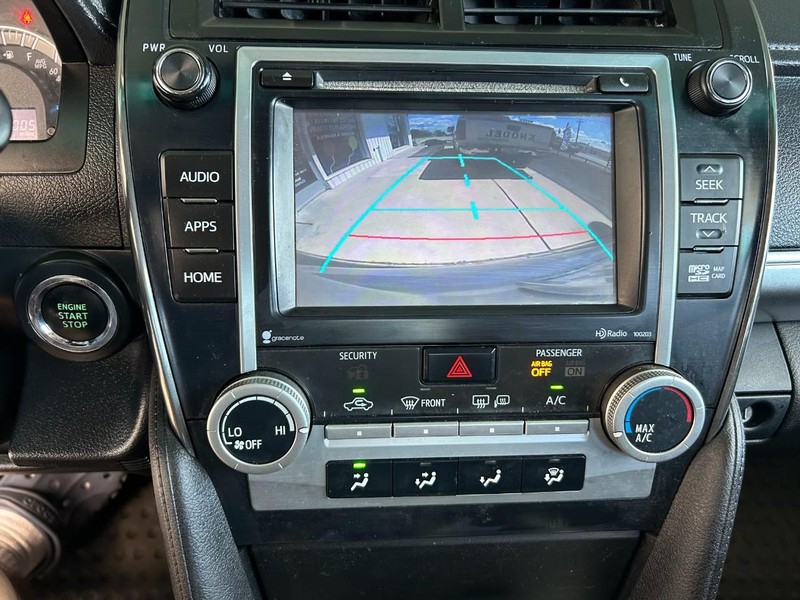 Toyota Camry Vehicle Full-screen Gallery Image 13