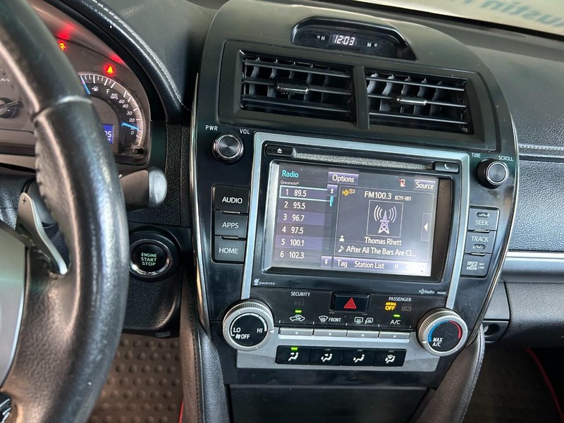 Toyota Camry Vehicle Full-screen Gallery Image 14