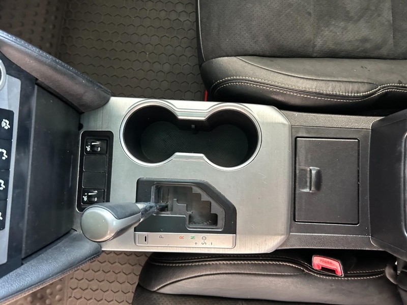 Toyota Camry Vehicle Full-screen Gallery Image 15